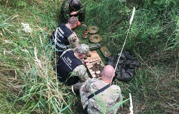 Прикордонники знайшли сховок зі зброєю на кордоні з Білоруссю