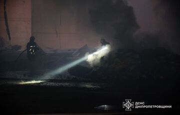Россияне массированно атаковали дронами предприятие в Днепропетровской области Россияне массированно атаковали дронами предприятие в Днепропетровской области