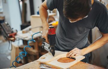 Рынок рабочих профессий: кто в Украине получает самую высокую зарплату