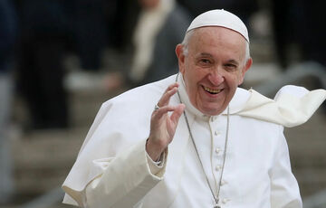 Папа Франциск впервые обратился к верующим после госпитализации