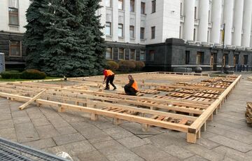 У Зеленского признались, за чей счет устанавливают каток на Банковой