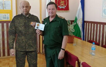 В Башкортостане чиновники прифотошопили военного на фото с его награждением В Башкортостане чиновники прифотошопили военного на фото с его награждением