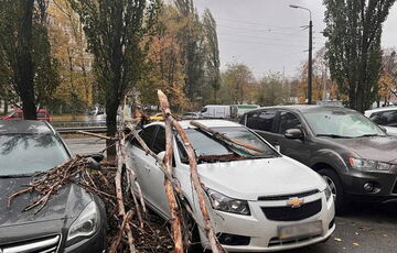 На Київ зійшов потужний вітер, є жертви: кадри наслідків негоди На Київ зійшов потужний вітер, є жертви: кадри наслідків негоди