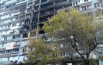 Спасатели показали киевскую жилую высотку после российской атаки Спасатели показали киевскую жилую высотку после российской атаки