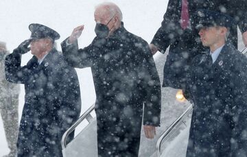 Байден довгий час не міг вийти з літака: подробиці інциденту