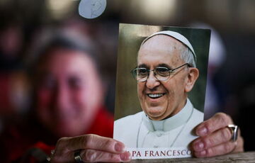 Состояние Папы Римского улучшилось, но ему потребуется заново учиться говорить