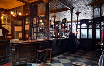 Британцям заборонять сидіти в ресторанах після прийому їжі Британцям заборонять сидіти в ресторанах після прийому їжі