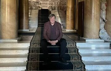 Культовий британський актор та письменник Стівен Фрай озвучив фільм про українських біженців