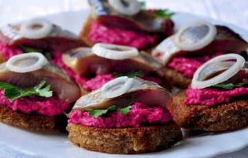 На вкус как ”Шуба”, но готовится быстрее: делаем вкусную закуску на Новый год На вкус как ”Шуба”, но готовится быстрее: делаем вкусную закуску на Новый год