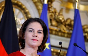 ”Мы на 150% на стороне Украины”: Бербок выступила с важным заявлением о поставках оружия Украине