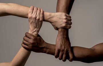 Мати, яка подорожувала з темношкірою дочкою, у США звинуватили у торгівлі людьми