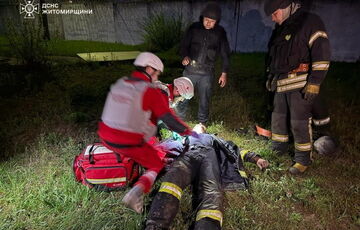 Росіяни атакували рятувальників, які ліквідували наслідки обстрілу у Житомирі: фото Росіяни атакували рятувальників, які ліквідували наслідки обстрілу у Житомирі: фото