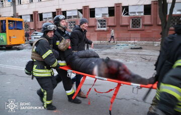 Полиция показала кадры первых минут после обстрела Запорожья 8 января Полиция показала кадры первых минут после обстрела Запорожья 8 января