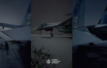 В Краснодарском крае прямо на аэродроме сожгли истребитель Су-30: кадры