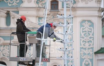 В Киеве начали устанавливать главную елку страны: кадры