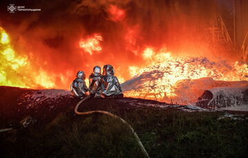 Спасатели показали кадры ликвидации пожара на промышленном объекте в Тернополе