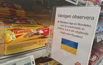 У Швеції в магазинах бойкотують продукцію Mondelez, яка спонсорує війну в Україні: фото У Швеції в магазинах бойкотують продукцію Mondelez, яка спонсорує війну в Україні: фото
