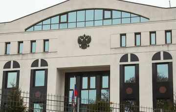 У Молдові в ворота російського посольства врізався автомобіль У Молдові в ворота російського посольства врізався автомобіль