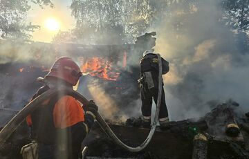 На Харьковщине из-за российского удара загорелась конюшня