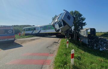 В Польше пассажирский поезд столкнулся с грузовиком