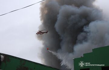 У Дніпрі після російського обстрілу горить склад марлі та бинтів, а також склад із шинами