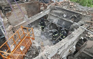 У Дніпрі з-під завалів житлового будинку дістали тіло жінки: фото, відео У Дніпрі з-під завалів житлового будинку дістали тіло жінки: фото, відео