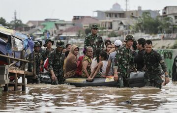 Потужна повінь забрала десятки життів в Індонезії - ВІДЕО