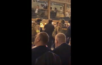 В России силовики вломились в ресторан, чтобы выдать повестки уроженцам Азербайджана В России силовики вломились в ресторан, чтобы выдать повестки уроженцам Азербайджана