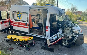 Росіяни атакували машину швидкої допомоги у Херсоні: поранено фельдшера та водія