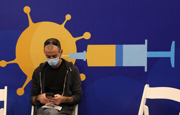 Скандал с вакциной: у Польше известные люди получили прививки раньше остальных