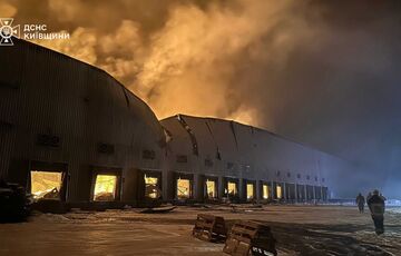 После российской атаки горит склад Roshen в Киевской области