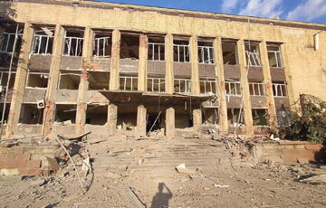 Россия сбросила авиабомбу на горсовет в Купянске (фото)