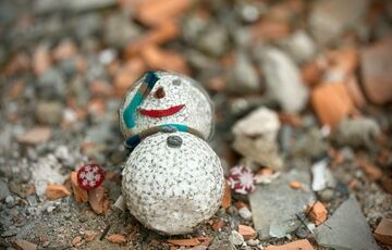 На месте прилета ракеты по жилому дому в Одессе нашли еще одно тело: фото, видео