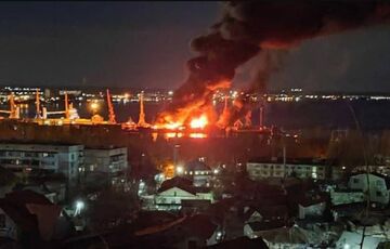 ЗСУ знищили великий десантний корабель ”Новочеркаськ” в окупованій Феодосії ЗСУ знищили великий десантний корабель ”Новочеркаськ” в окупованій Феодосії