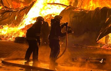 У Вінниці продовжують гасити пожежу на складі з ламінатом: фото, відео