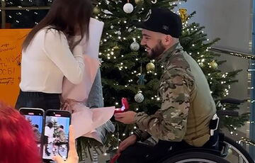 Ветеран с двойной ампутацией сделал предложение своей девушке на Рождество: трогательное видео