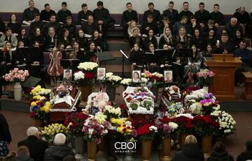 В Кривом Роге прощаются с Еленой Кулик и тремя ее детьми, которых убили россияне, ударив ракетой по дому В Кривом Роге прощаются с Еленой Кулик и тремя ее детьми, которых убили россияне, ударив ракетой по дому