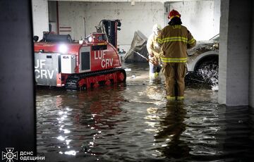 В Одессе 3 день ликвидируют последствия потопа: помощь оказывают спасатели из 5 областей В Одессе 3 день ликвидируют последствия потопа: помощь оказывают спасатели из 5 областей