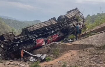 В Индии автобус слетел с моста в горное ущелье: много погибших (видео)