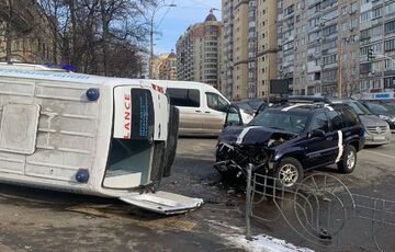 В Киеве ”скорая” перевернулась после столкновения с внедорожником: пострадал младенец