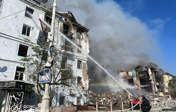 У ДСНС показали фото наслідків російського удару по п'ятиповерхівці у Краматорську У ДСНС показали фото наслідків російського удару по п'ятиповерхівці у Краматорську