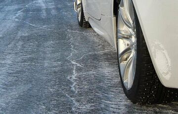 Каток замість дороги і сотня аварій: наслідки крижаного дощу в Києві