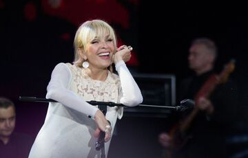 ”Чего еще от меня ожидать?”: Лайма Вайкуле вышла на сцену с украинским флагом  ”Чего еще от меня ожидать?”: Лайма Вайкуле вышла на сцену с украинским флагом