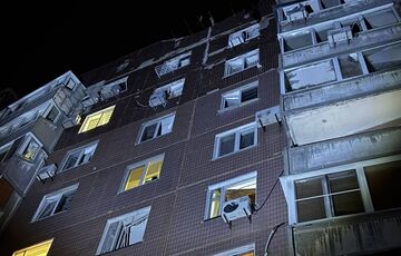 У Дніпрі ворожий дрон влучив у багатоповерхівку У Дніпрі ворожий дрон влучив у багатоповерхівку