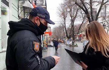 У центрі Одеси дівчина накинулася на перехожого з ножем