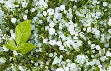 Синоптик попередив українців про град і сильні шквали