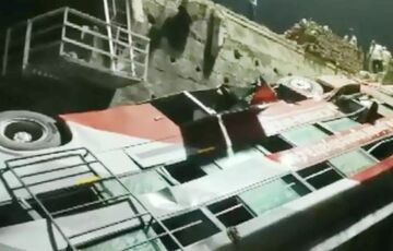 В Индии автобус с пассажирами слетел с моста