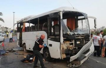 В Турции разбился автобус с туристами из России В Турции разбился автобус с туристами из России