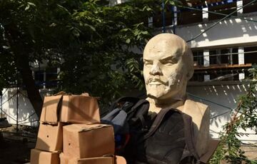 Окупанти почали встановлювати бюсти Леніна у школах Маріуполя