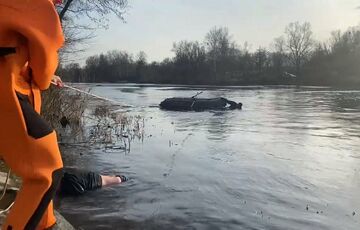 В Полтаве лодку с отдыхающими затянуло в плотину - ВИДЕО